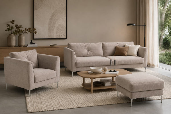 Sofagruppe beige stoff – 2,5 - seter, lenestol & fotskammel - Sengero